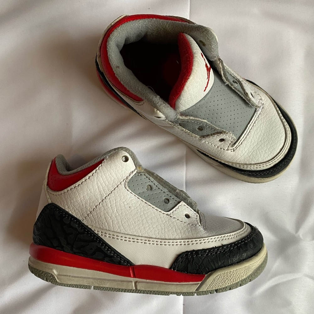 Jordan 3 (Fire Red)